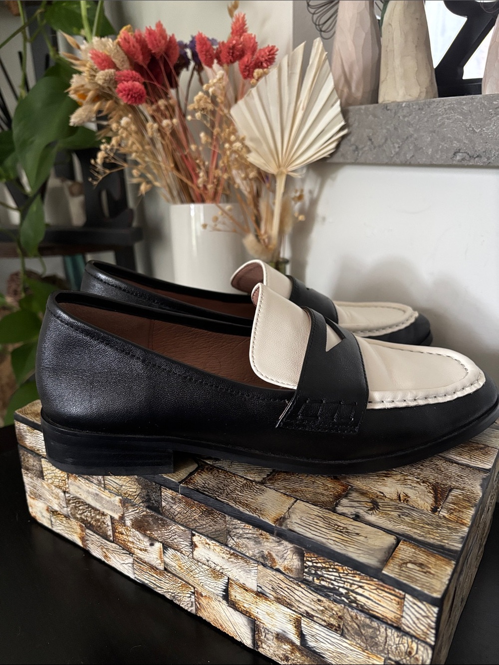 Bibi Lou (37) Black & White Classic Leather Loafers Soft EUC Office Casual - Picture 7 of 16